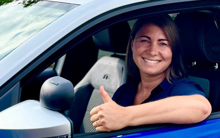 Fahrlehrerin Shanna Klein Inhaberin Shanna Klein sitzt im Fahrschulauto